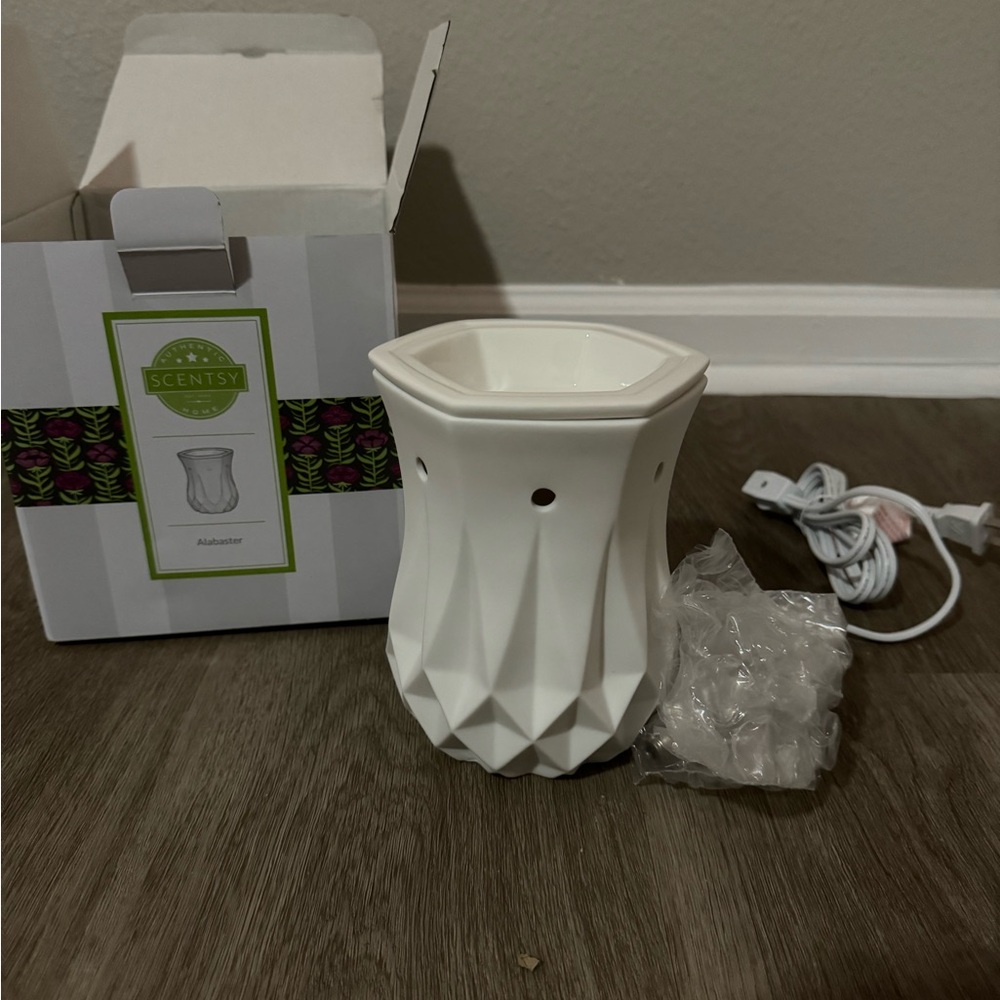 Scentsy Alabaster Ceramic Full Size Warmer NWT